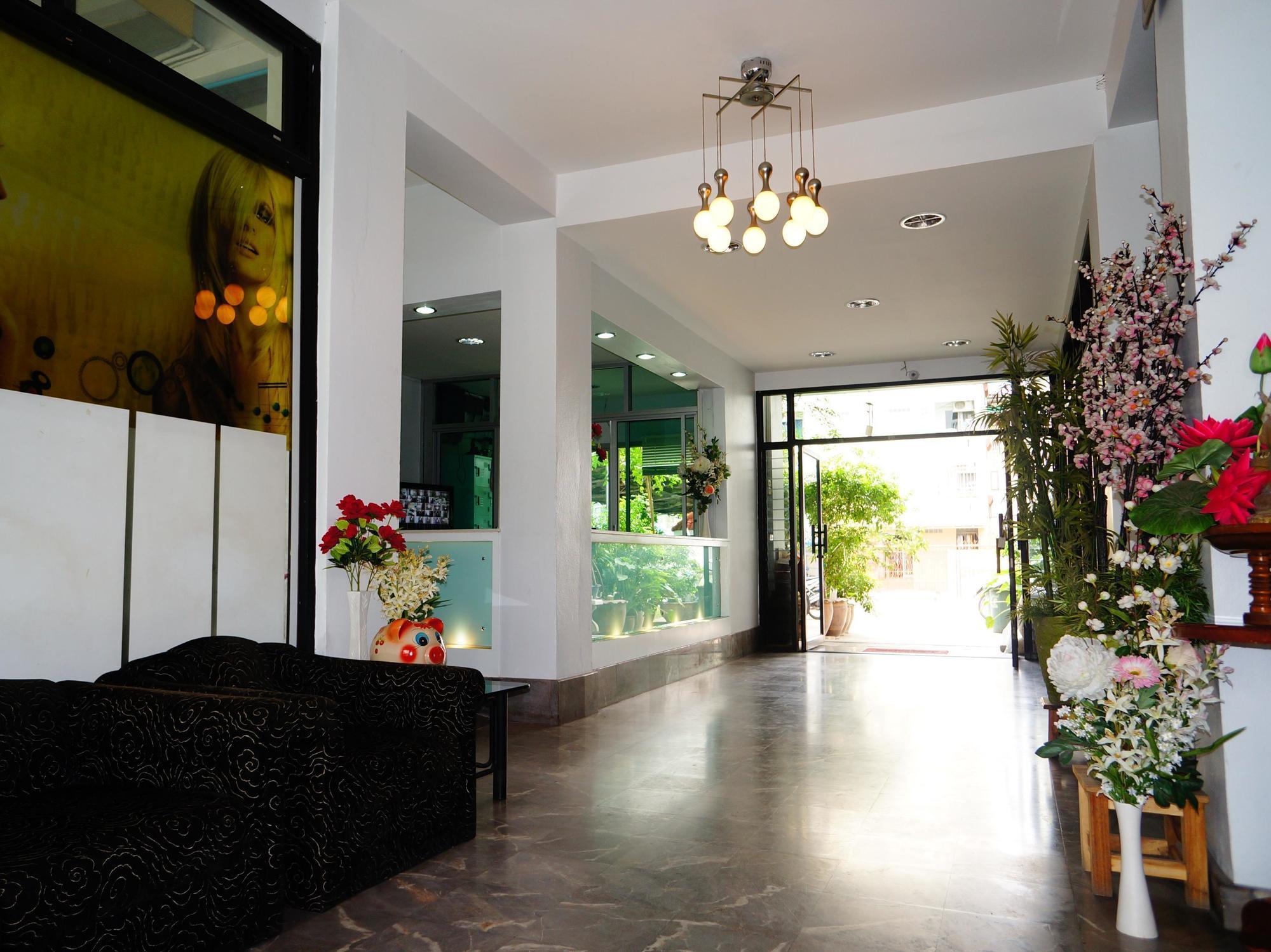 Baan Kaew Mansion Aparthotel Банкок Екстериор снимка