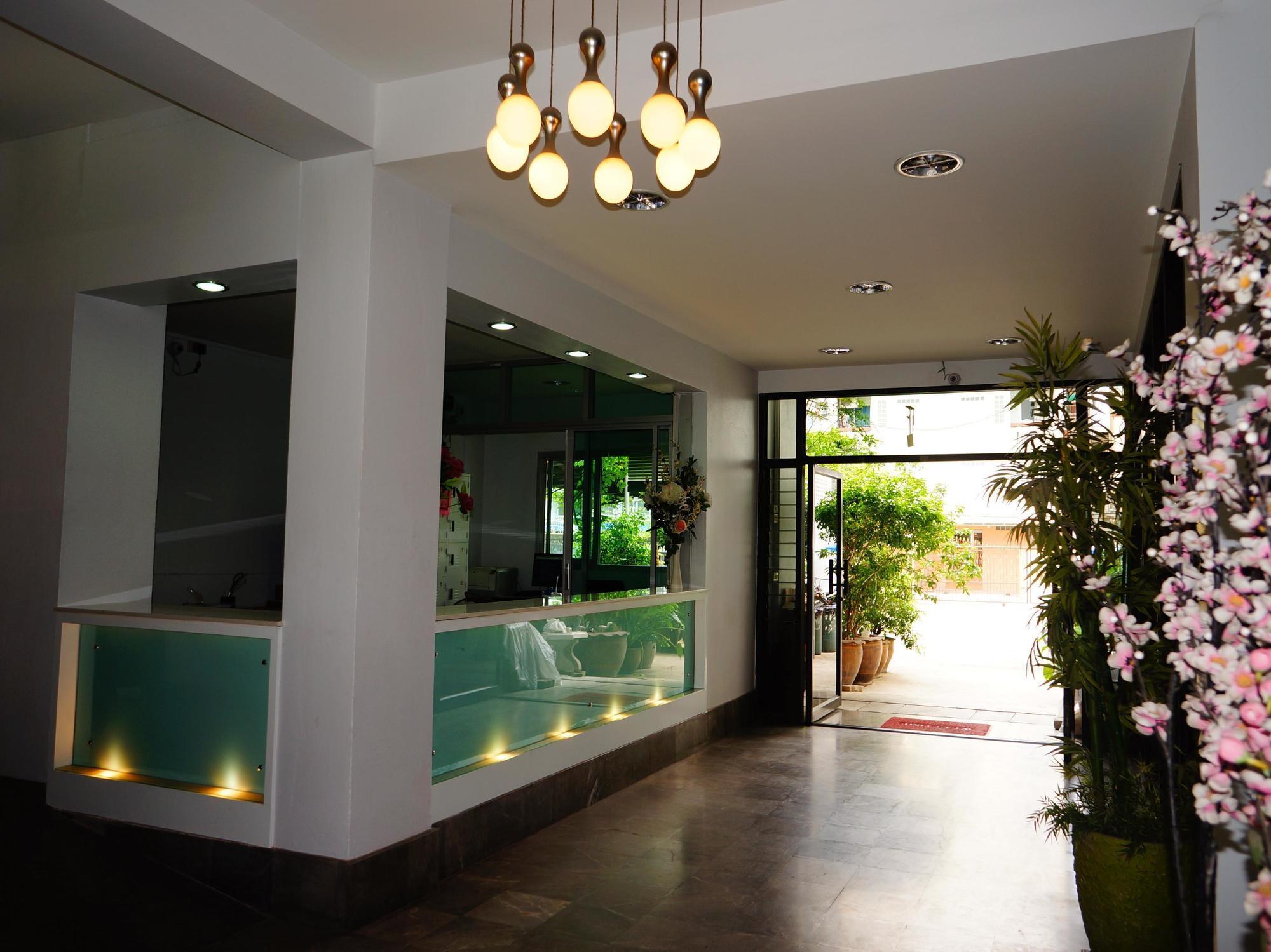 Baan Kaew Mansion Aparthotel Банкок Екстериор снимка