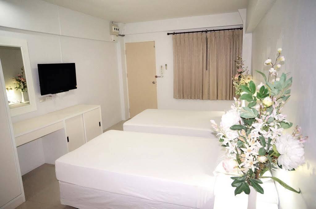 Baan Kaew Mansion Aparthotel Банкок Екстериор снимка