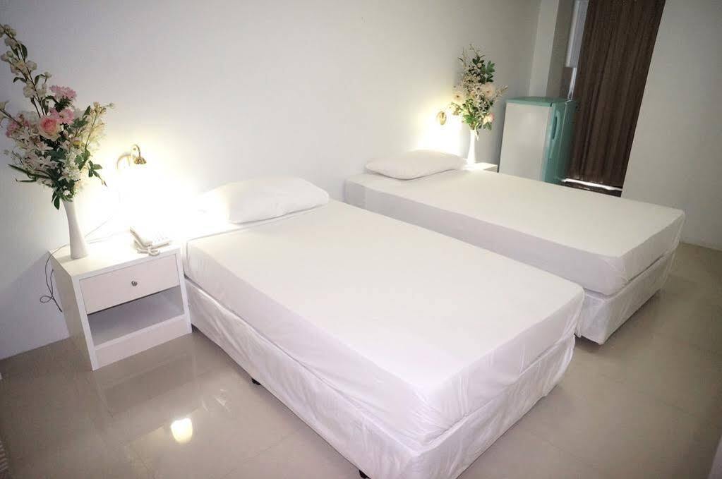 Baan Kaew Mansion Aparthotel Банкок Екстериор снимка