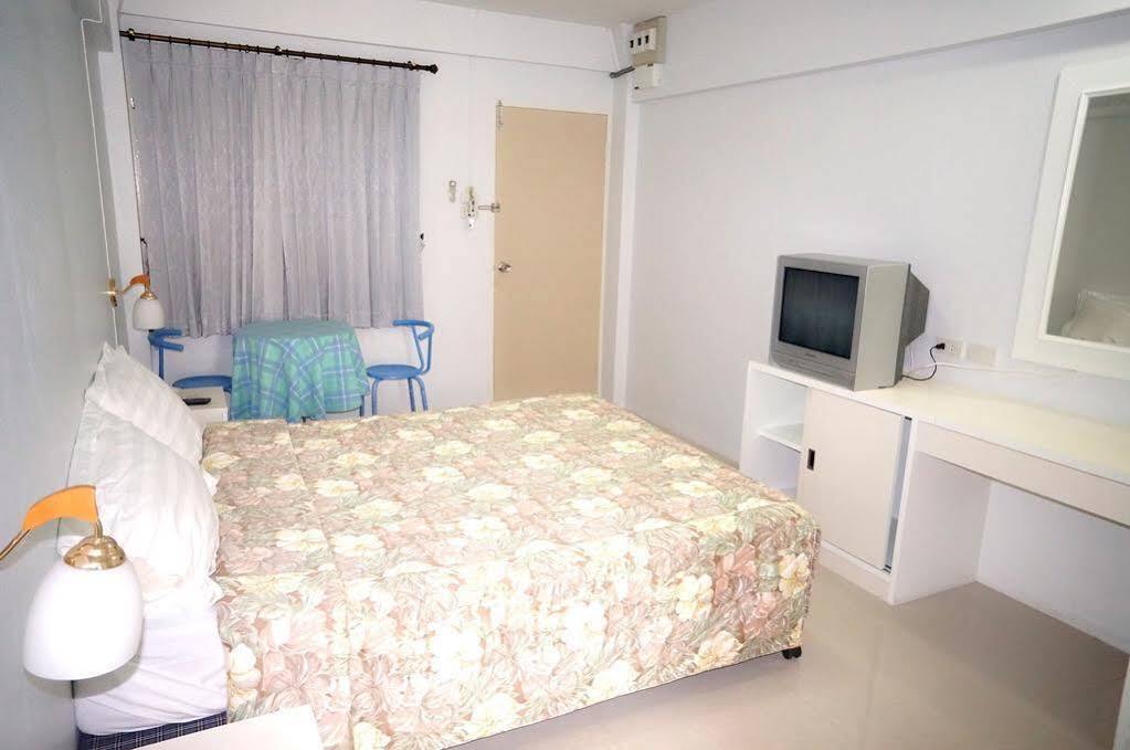 Baan Kaew Mansion Aparthotel Банкок Екстериор снимка